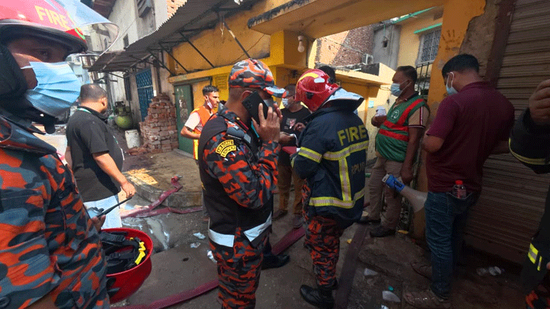 মিরপুরে পোশাক-রাসায়নিক কারখানায় আগুন, ৯ জনের মৃত্যু